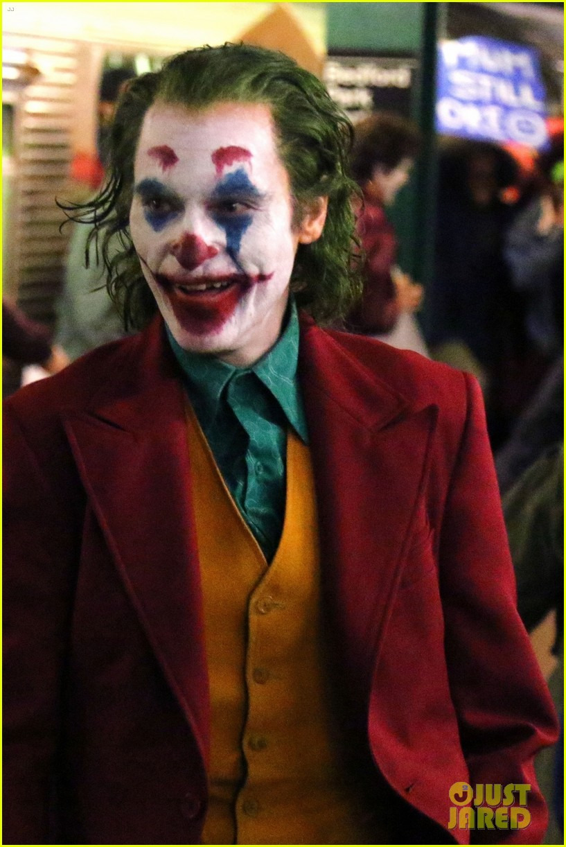 joaquin-phoenix-transforms-into-the-joker-filming-riot-scene-13.jpg