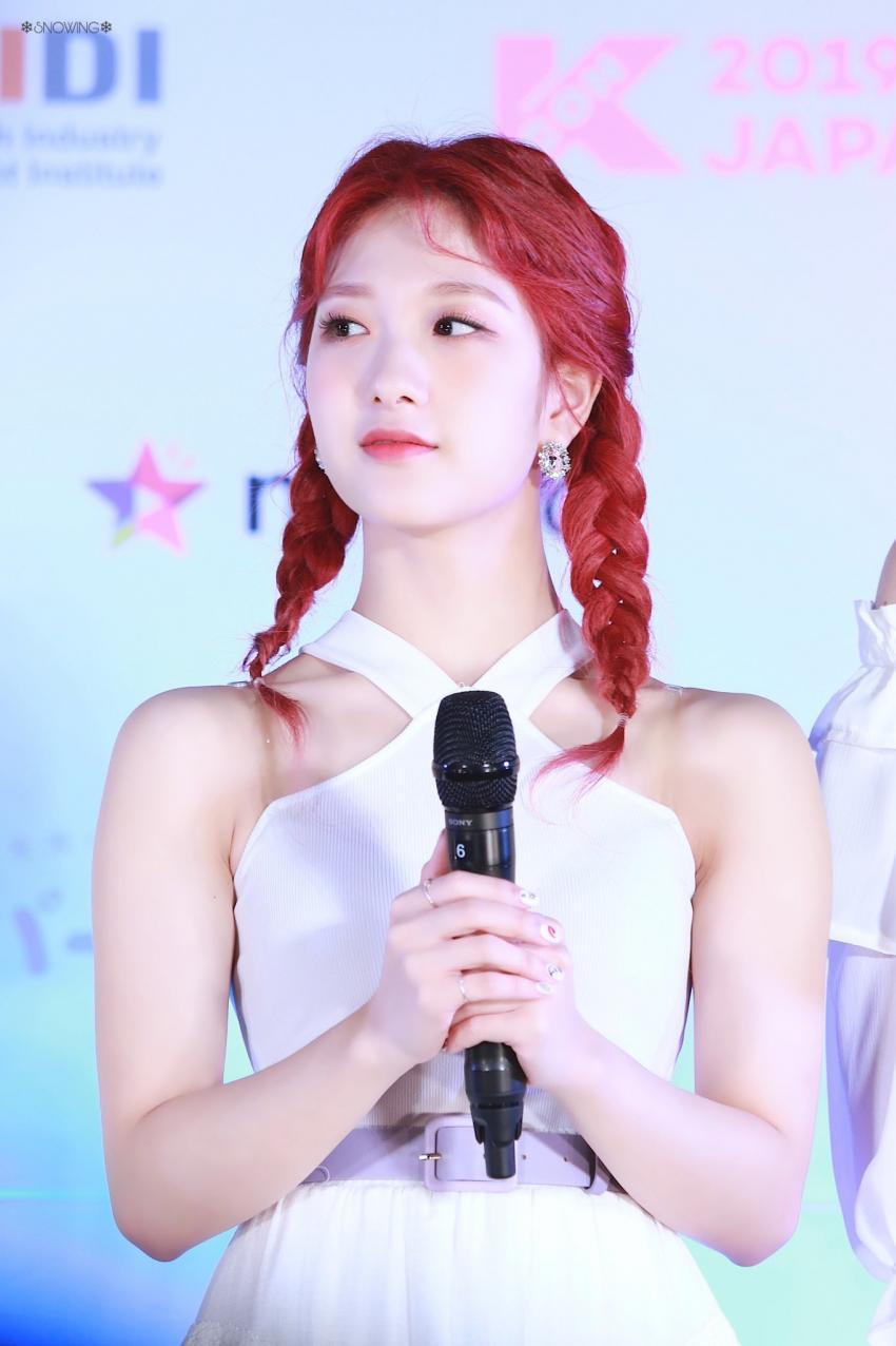 어깨선이 예쁜 프로미스나인 이서연