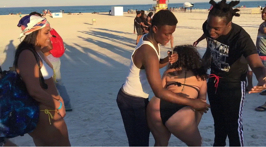 미국 해수욕장에서 유행하는 엉덩이 잡기