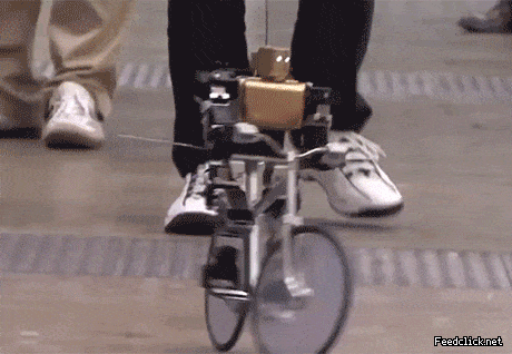 자전거 타는 로봇