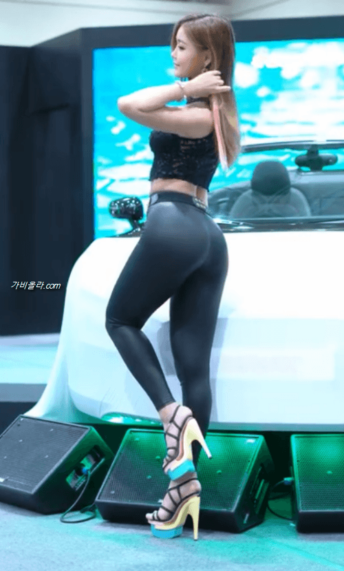 레이싱모델 지연 검정 가죽 레깅스 몸매