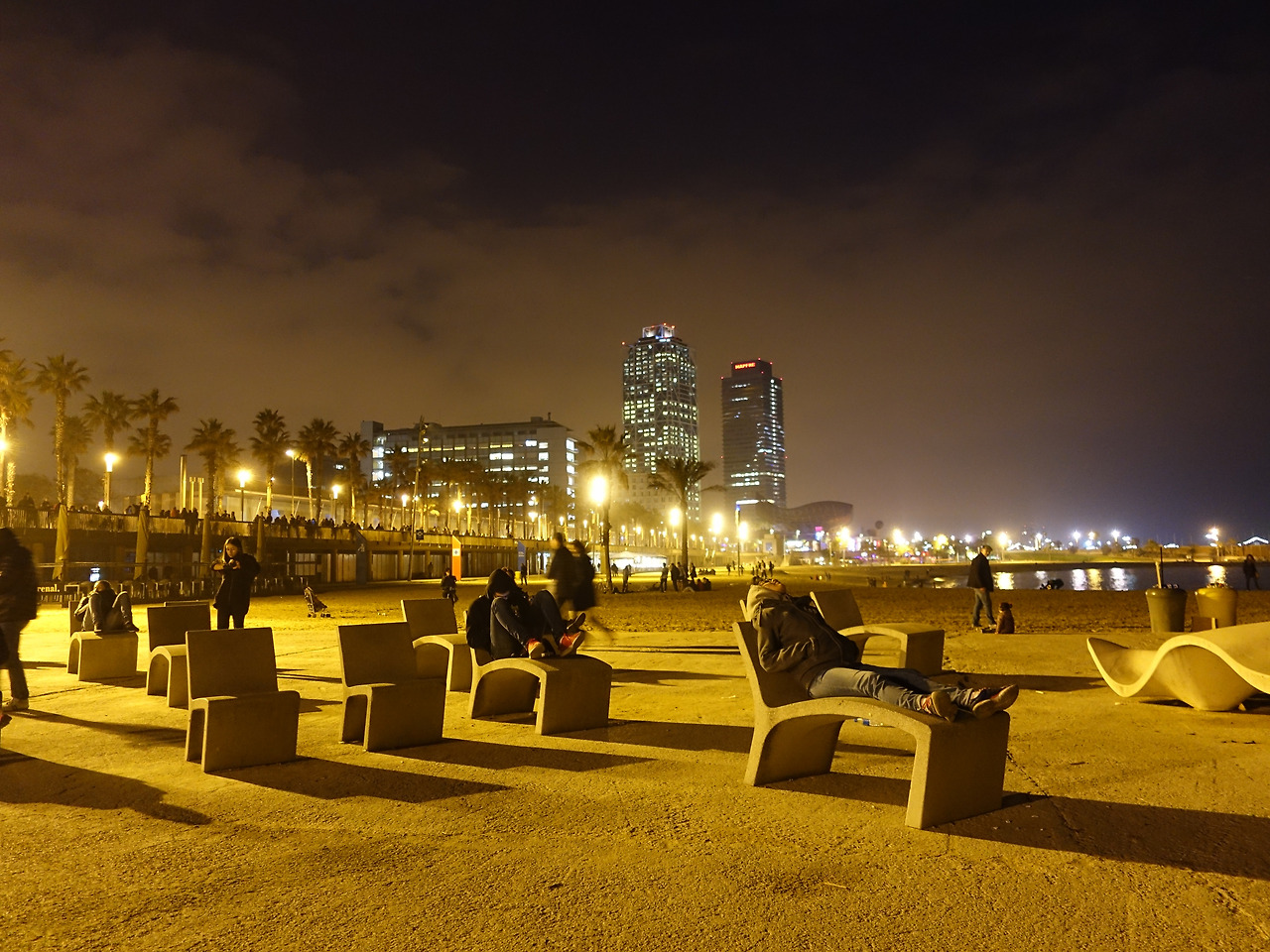 사람, 음식, 소음, 그리고 술로 꽉꽉 찬 공간