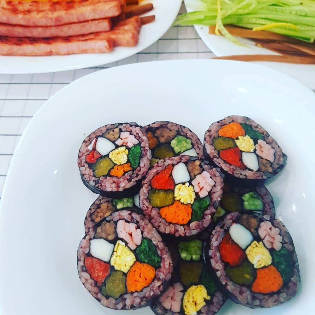 아이들에게 김밥싸기를 시켜보았다.