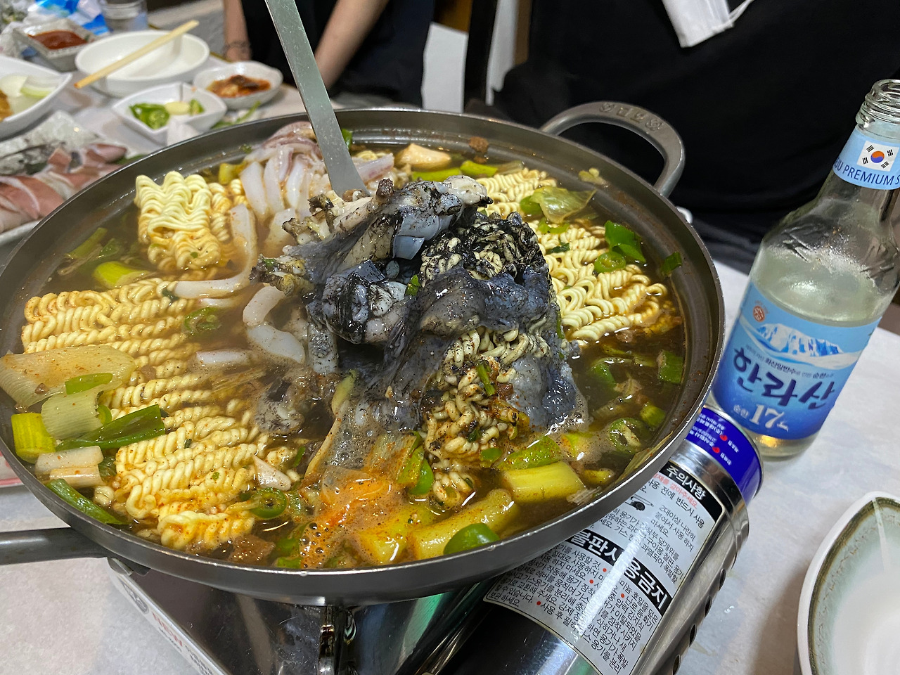 콩잎에 싸 먹는 제주 한치회, 한치통찜과 한치먹물라면