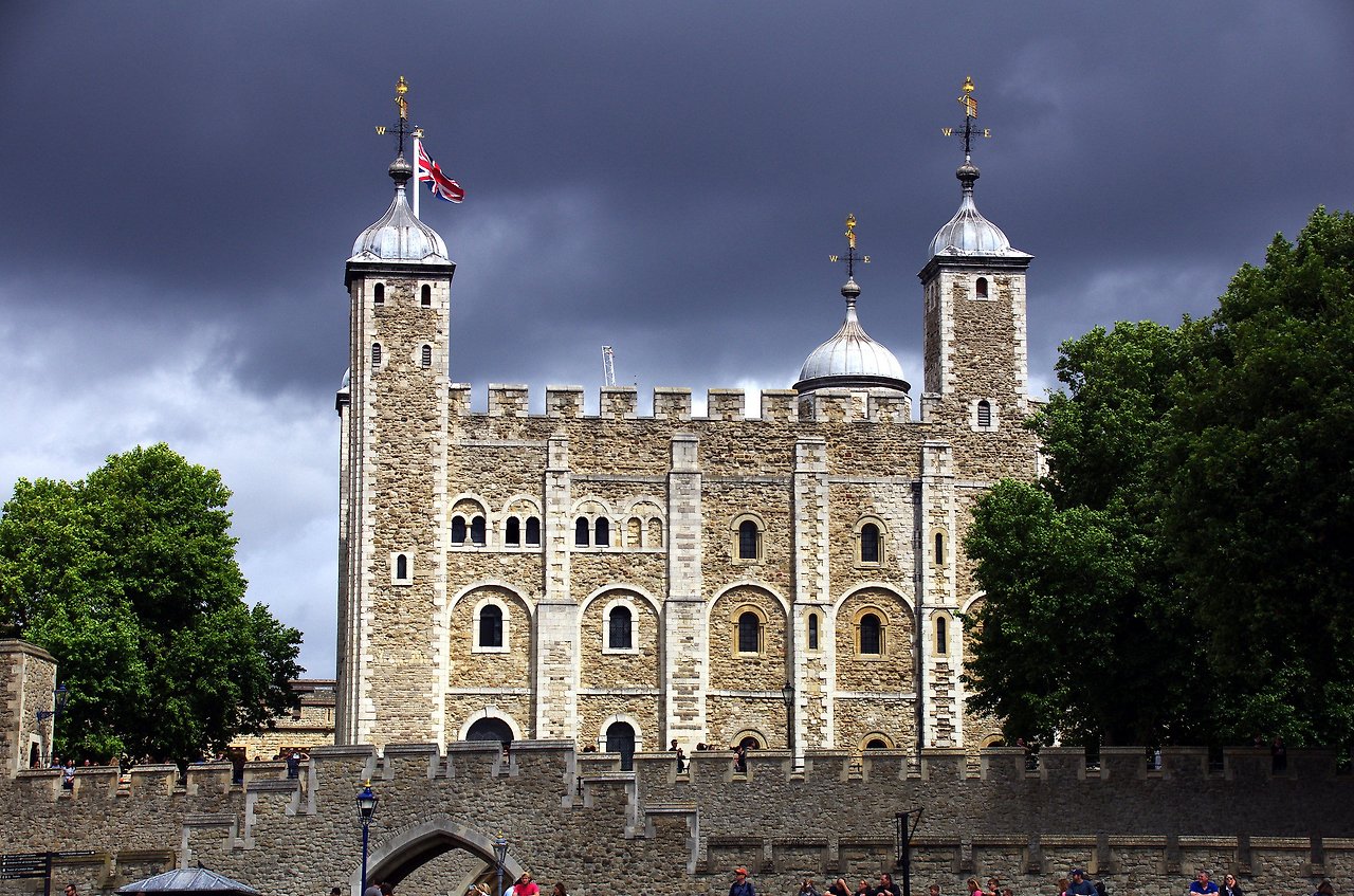 The tower has. Лондонский Тауэр. Достопримечательности Лондона Лондонский Тауэр. Тауэр Англия средневековье. Башня Тауэр в Лондоне.