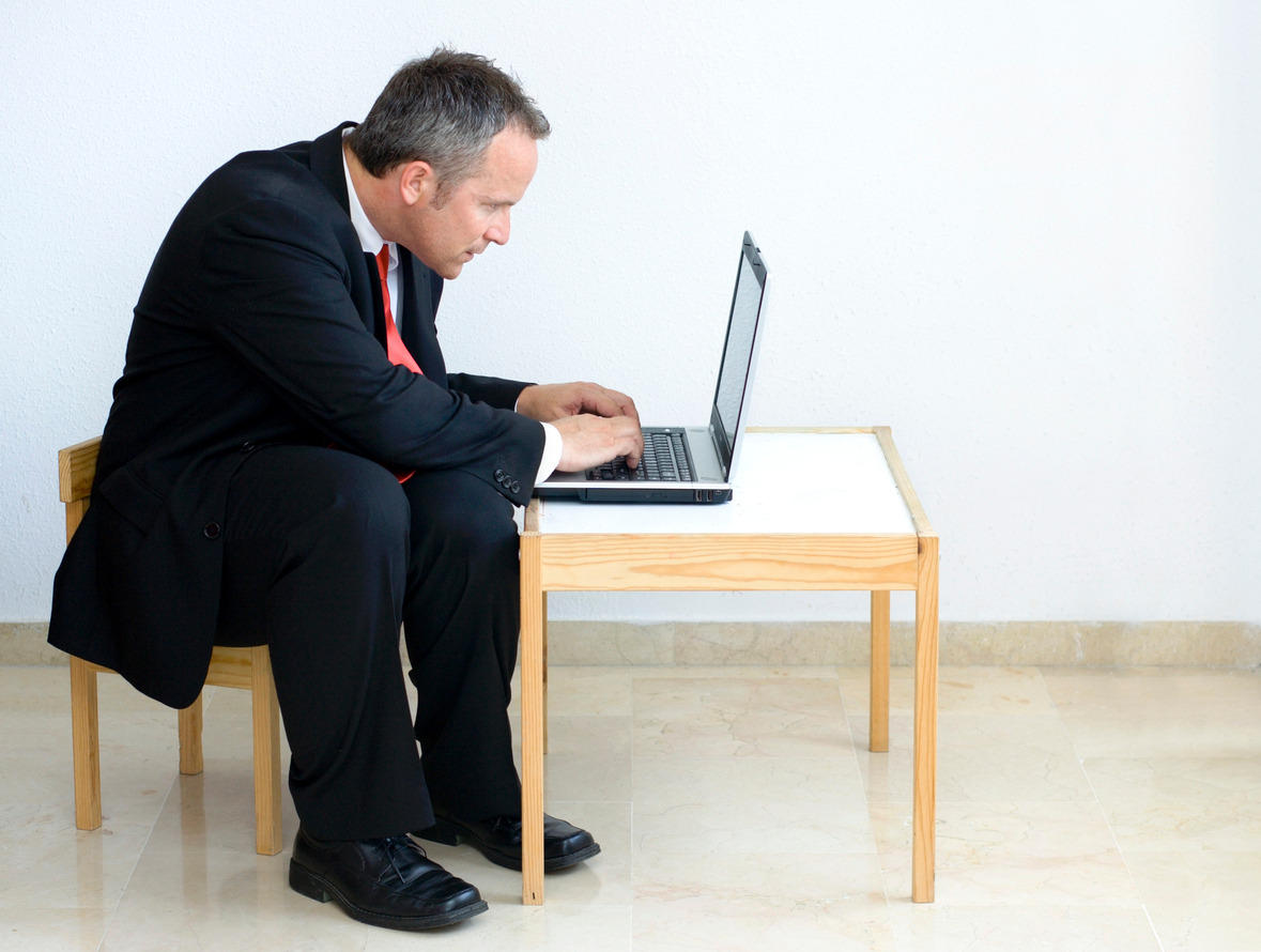 Девушка застряла в тележке. Неудобненько получилось. Самые неудобные моменты в жизни. Девушка застряла на улице. Олег калуцких.