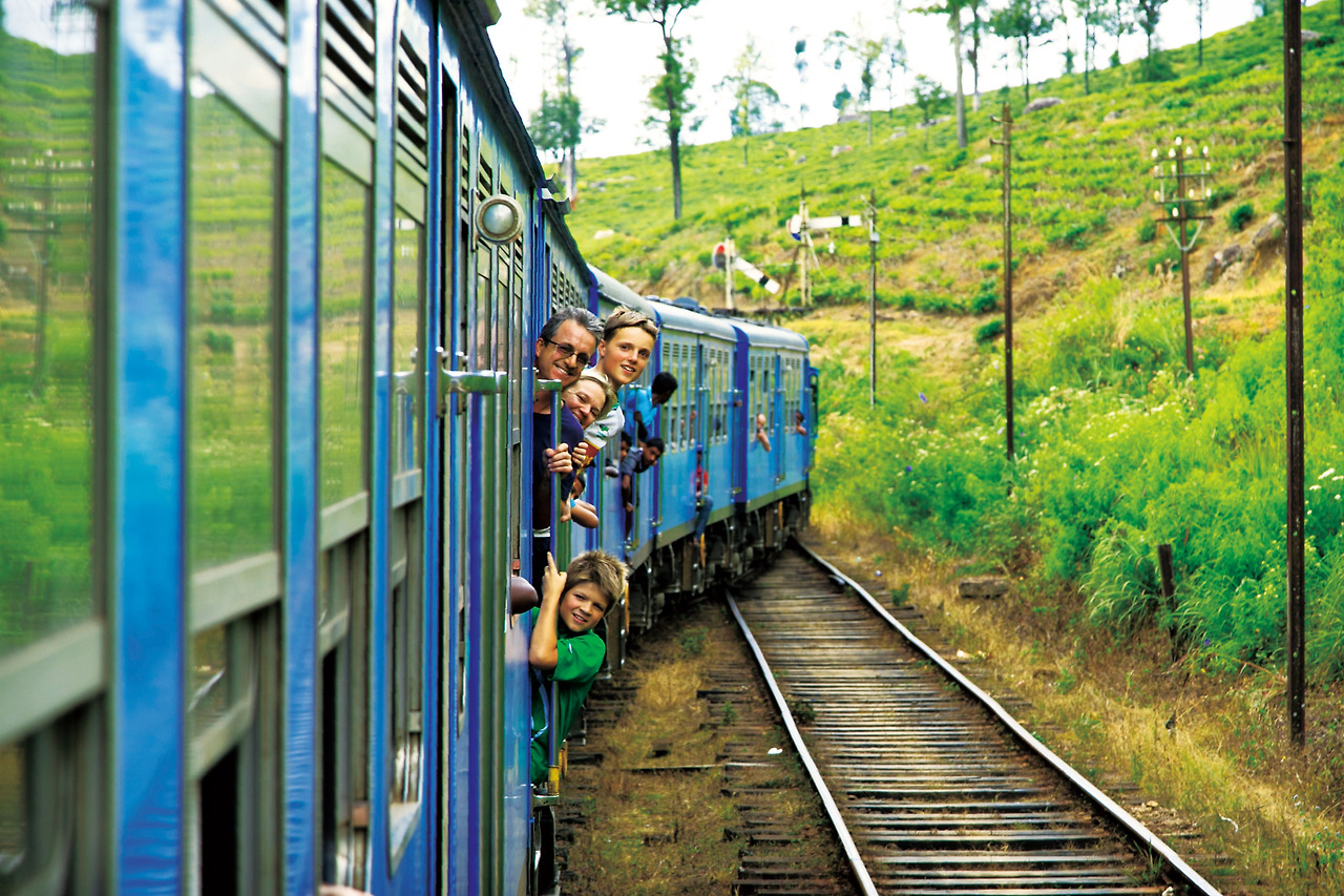 Бег за поездом. Железнодорожный транспорт. Железнодорожный туризм. Железная дорога "путешествие". Belmond royal scotsman поезд.