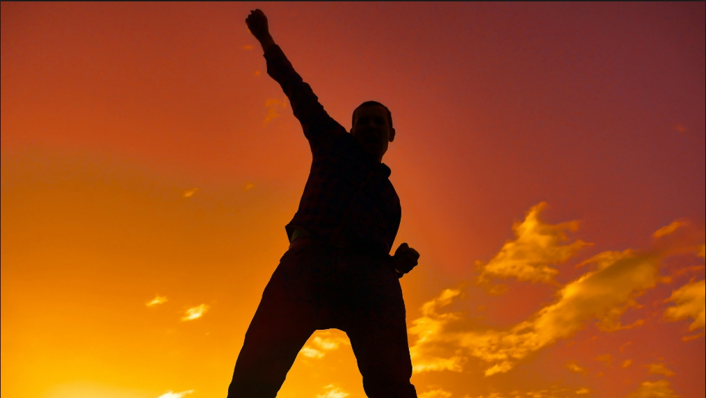 Спортивные занятия на свежем воздухе. Сигналы регулировщика. Поднимай вверх 4. Рука в кулаке. Регулировщик поднял руку вверх.