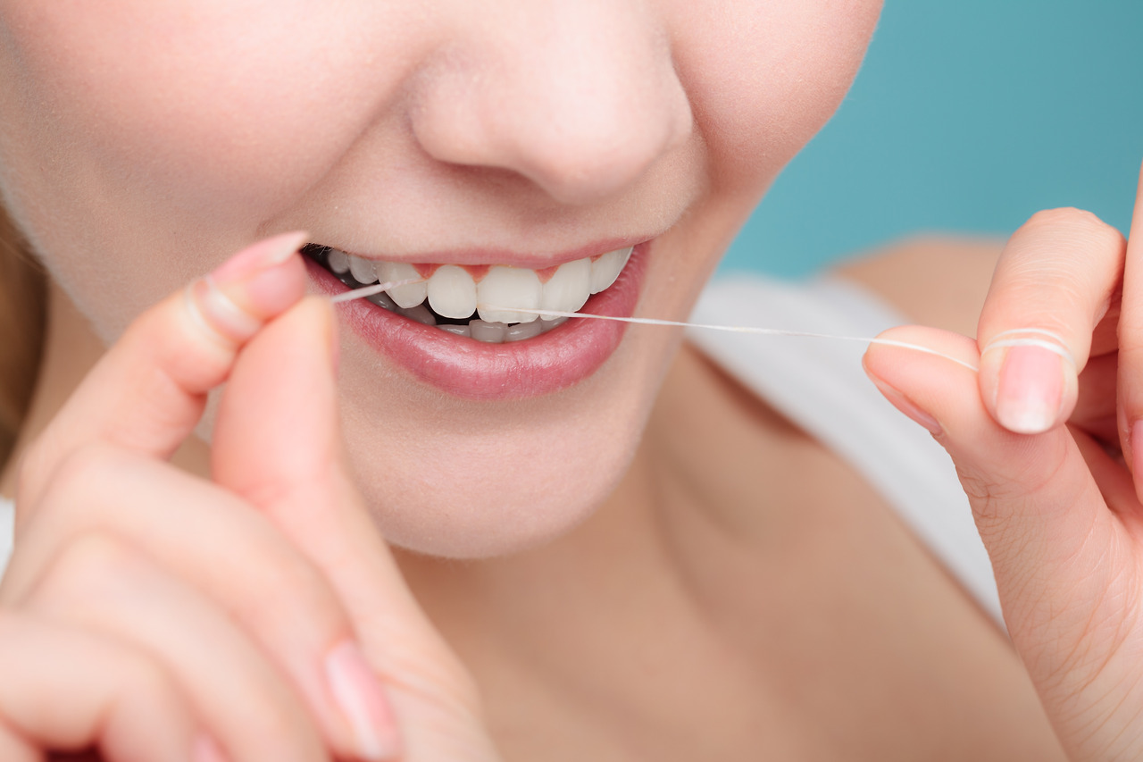 Флосс для зубов. Зубная нить застряла между. Зубная нить. Зубная нить зубы. Зубочистка с зубной нитью.