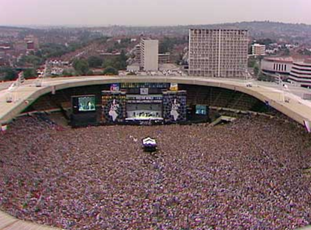 Концерт квин на стадионе. Стадион Уэмбли 1985. Концерт Live Aid 1985 Queen. Концерт Квин Уэмбли 1985. Куин 1985 стадион Уэмбли.