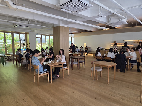 본지르르 신사