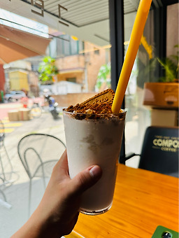 컴포즈커피 성수카페거리점