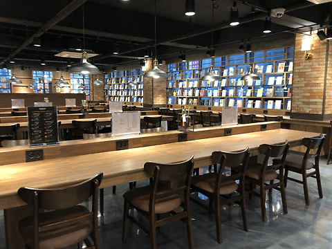 커피랑도서관 교대역점