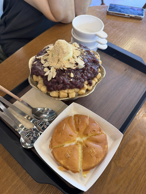 벚꽃사이로