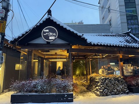 익선동 라인카페