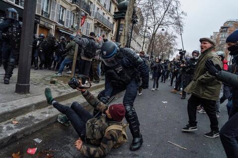 곤봉으로  X알 까버리는 프랑스 경찰