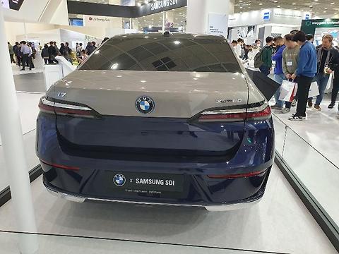 BMW i7 뒷모습은 아무리 봐도 뉴그랜저와 너무 닮았다.