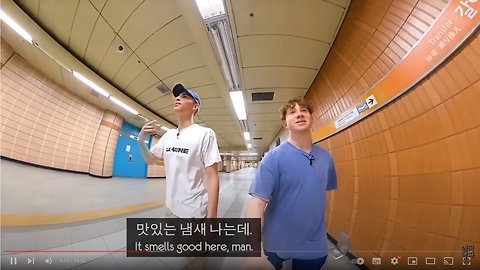 한국지하철 체험하던 외국인들이 참지못하고 가던길을 멈춘이유