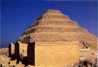이집트의 계단 피라미드. 세계 최초의 것이다.