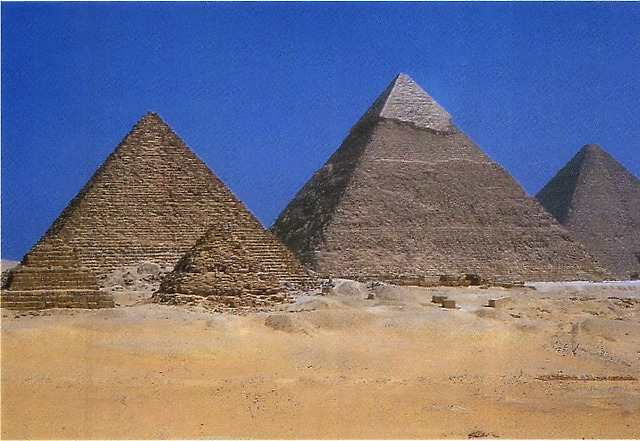 왕묘로 만들어진 이집트 기제의 3대 피라미드. 오른쪽부터 쿠푸 왕, 카프라 왕, 멘카우레 왕의 것이다.