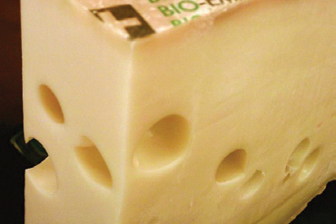 ‘스위스의 한 조각’이라고 표현될 만큼 스위스를 대표하는 치즈인 에멘탈 치즈