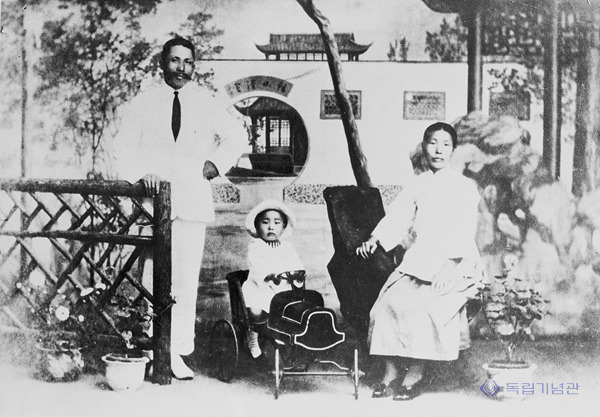 임시정부 경무국장 시절의 가족사진