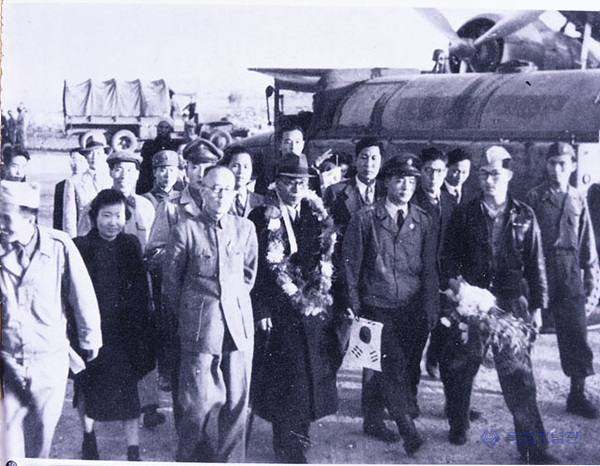 상하이 장완 비행장에 도착한 김구와 임시정부 요인들(1945.11.5)