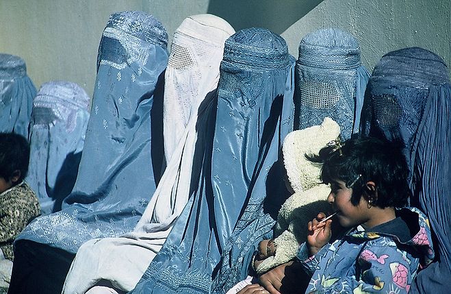 부르카를 입은 무슬림 여성들