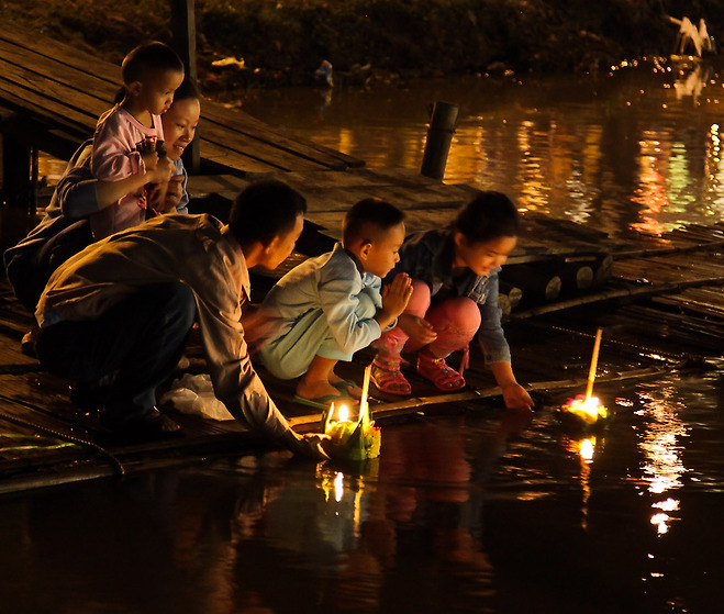 등불을 물에 띄우는 타이완 사람들