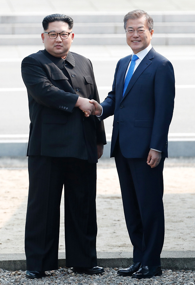 판문점 군사분계선에서 악수하는 문재인 대통령과 북한 김정은 국무위원장