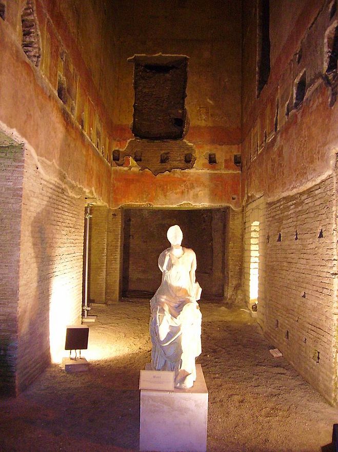 네로의 황금저택(Domus Aurea)에 있는 뮤즈의 동상
