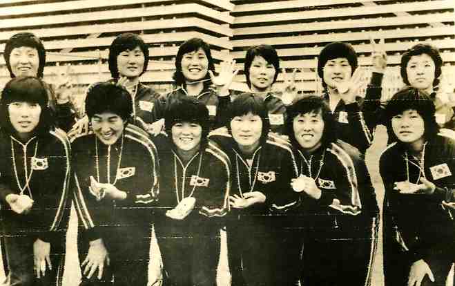 1976년 몬트리올 올림픽 여자배구에서 동메달을 목에 건 한국 선수들