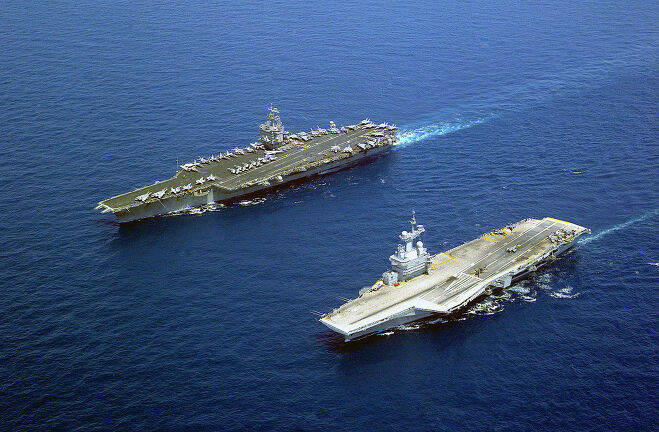 2001년 미국의 USS 엔터프라이즈(CVN-65)와 프랑스의 샤를르 드골 항공모함(Charles de Gaulle)의 합동 훈련 장면 