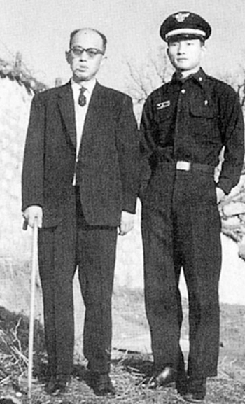 1963년 공군 군의관 시절, 아버지 마해송과 함께