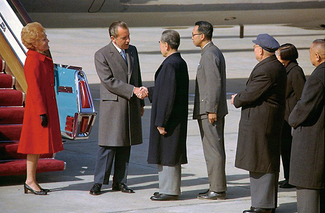 베이징을 방문한 닉슨과 닉슨을 마중 나온 저우언라이