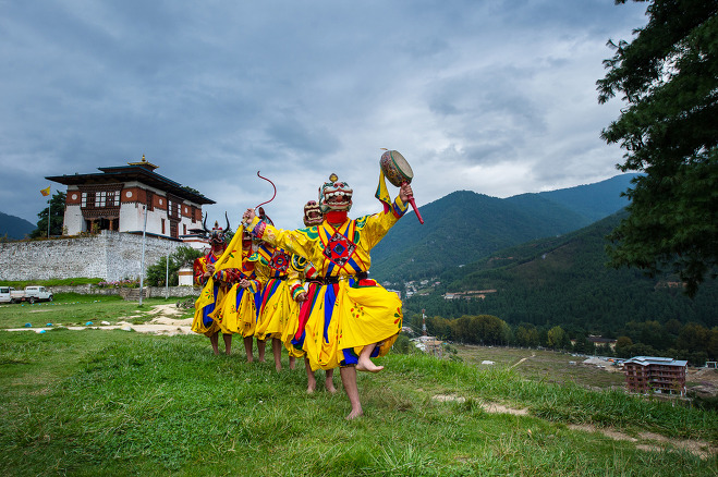 팀푸 체추(Tsechu) 축제에서 전통 춤을 추는 모습