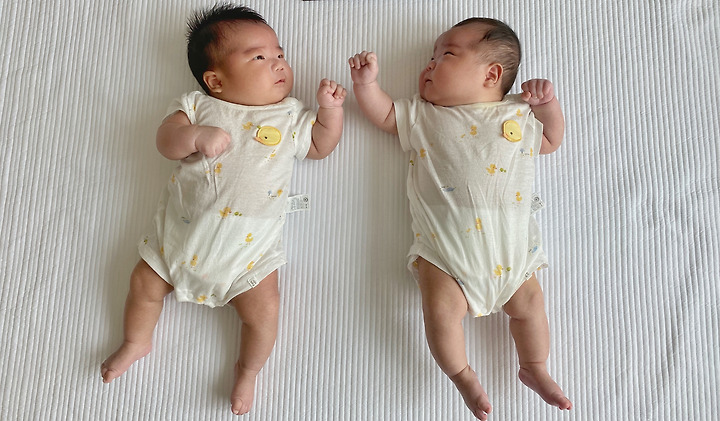 (생후 2개월) 이 아기 얼마나 귀여운지~~ (아기 낳기, 손 빨기, 발로 차기, 엄마 알아보기, 손으로 잡기)