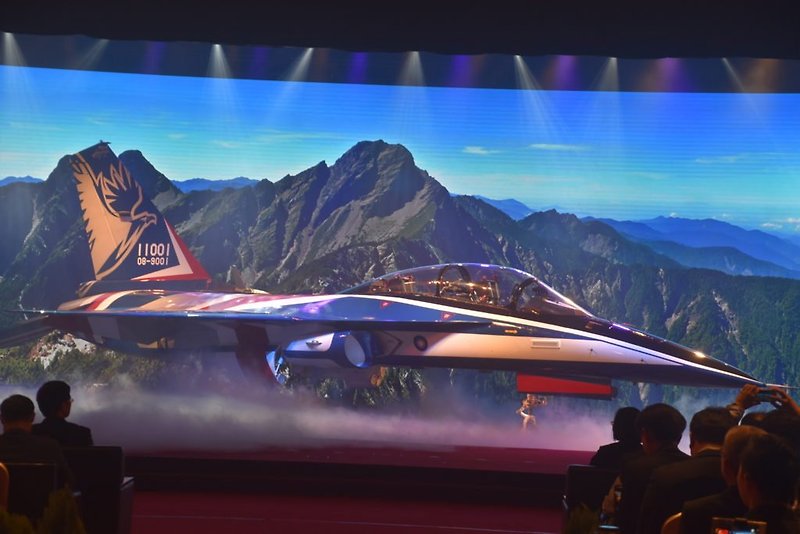 대만, 자체개발 고등훈련기 T-5 용잉의 시제 1호기 공개.jpg > 커뮤니티 | 널브레인