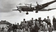 소련의 베를린 봉쇄에 따라 미국이 비행기로 식량과 연료를 제공하는 장면