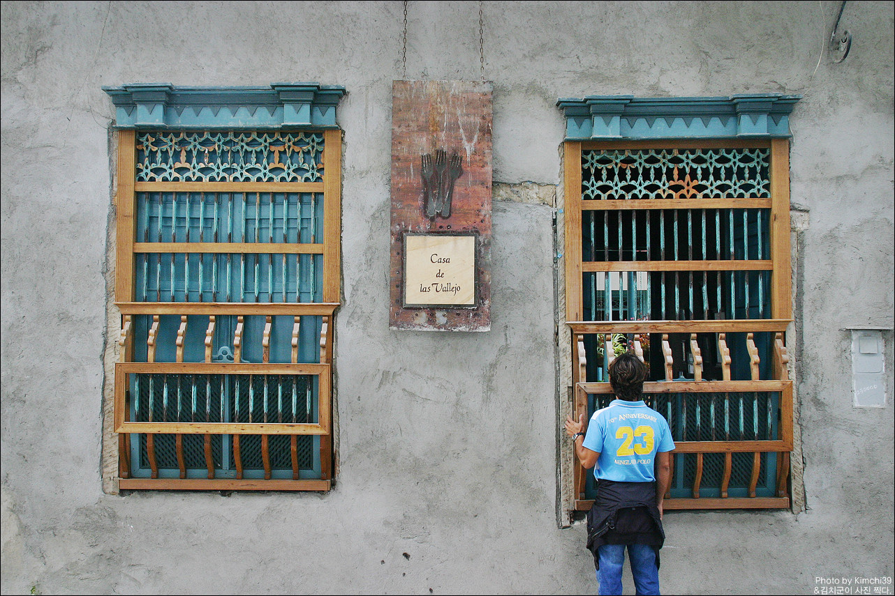 콜롬비안 스타일의 창문 너머로..(Over the Colombian style window..)