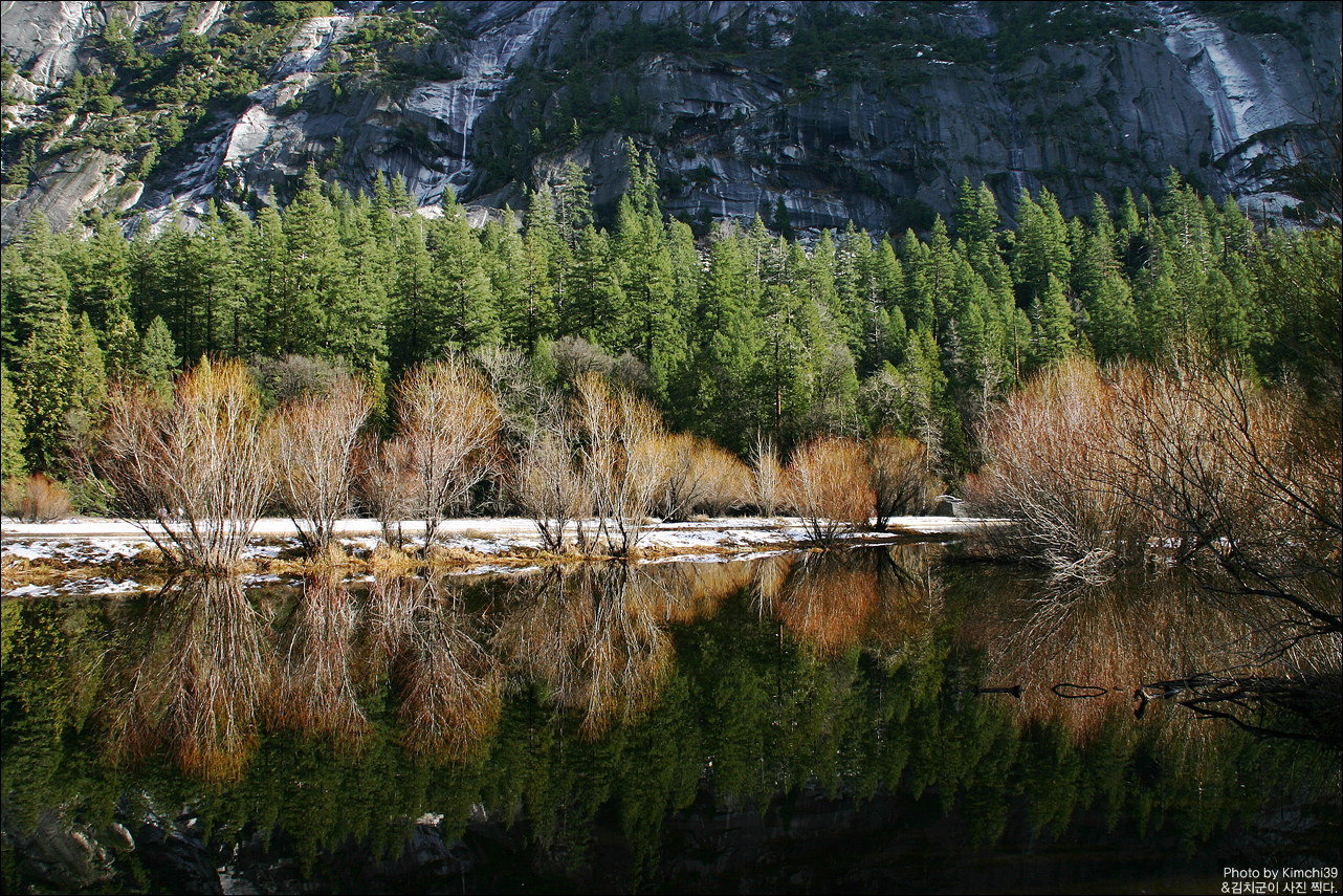 요세미티 국립공원 거울호수의 반영 (Reflection of mirror lake in Yosemite National Park)