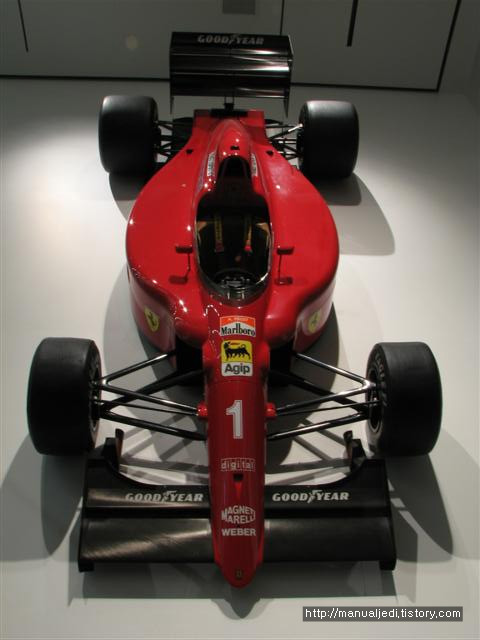 빨간색 포뮬러 1 경주용 차