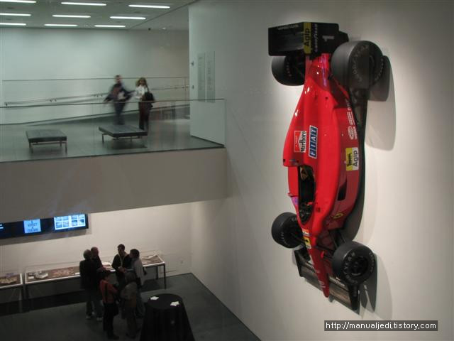 MoMA 서관 벽에 걸린 경주용 차
