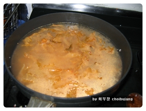 죽만들기,김치죽만들기-익힌 김치에 물과 쌀을 넣고 끓입니다.
