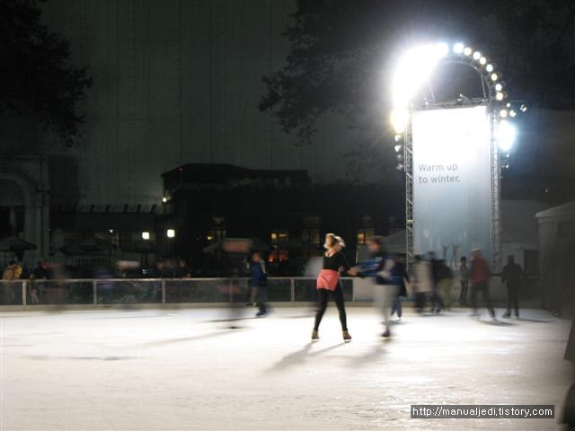 야간 조명 아래에서 스케이트 타는 사람들