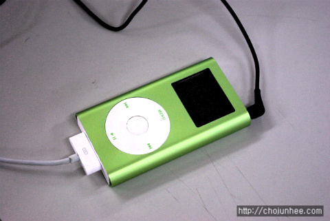 충전중인 iPod mini