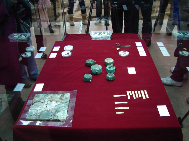 미륵사지 석탑에서 발견된 유물들