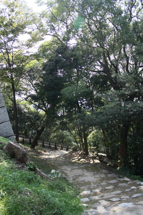 마쓰야마성 니노마루사적정원 가는 길