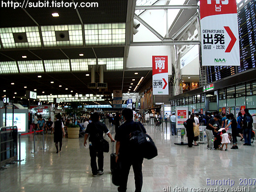 japan tokyo narita airport  terminal 2 실내