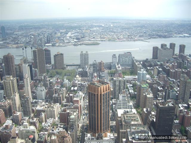 엠파이어 스테이트 빌딩(Empire State Building) 전망대에서 바라본 뉴욕 동쪽의 모습